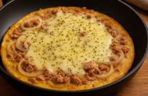 Quick and healthy dinner: tuna omelet with melted cheese